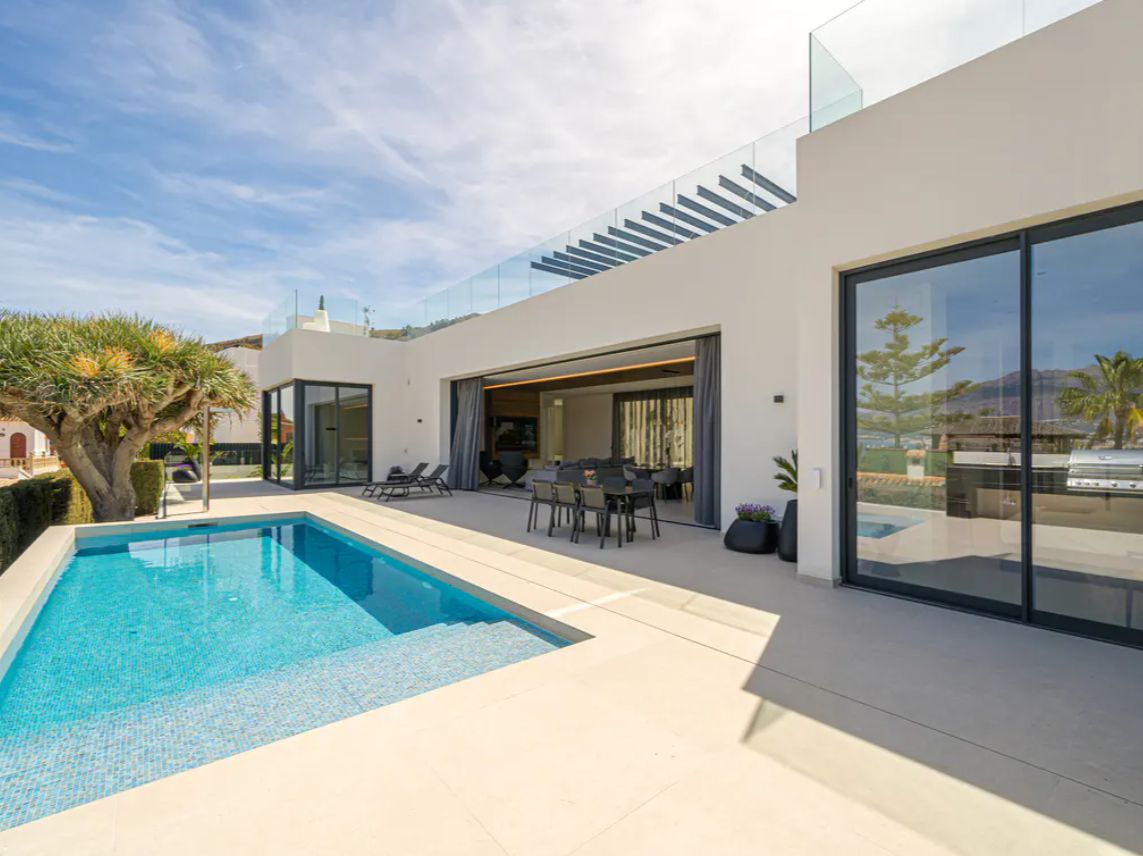 Villa de lujo de obra nueva en El Albir con vistas panorámicas al mar