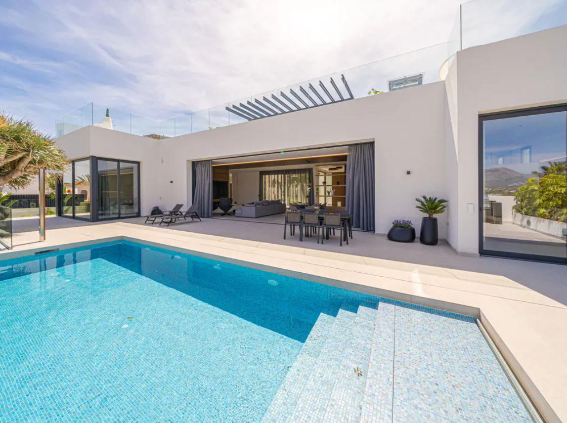Villa de lujo de obra nueva en El Albir con vistas panorámicas al mar