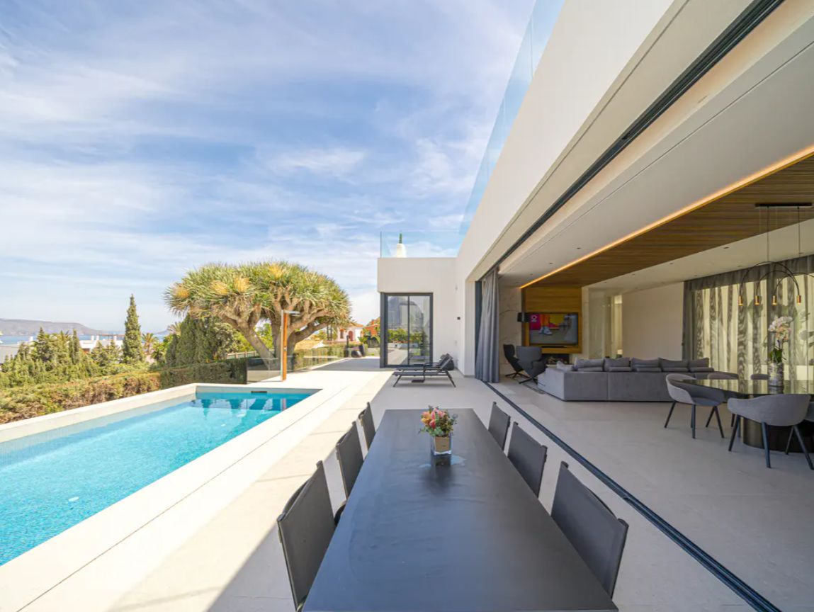Villa de lujo de obra nueva en El Albir con vistas panorámicas al mar