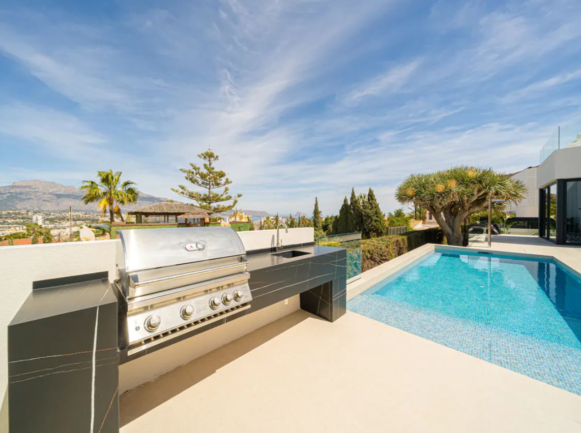 Villa de lujo de obra nueva en El Albir con vistas panorámicas al mar