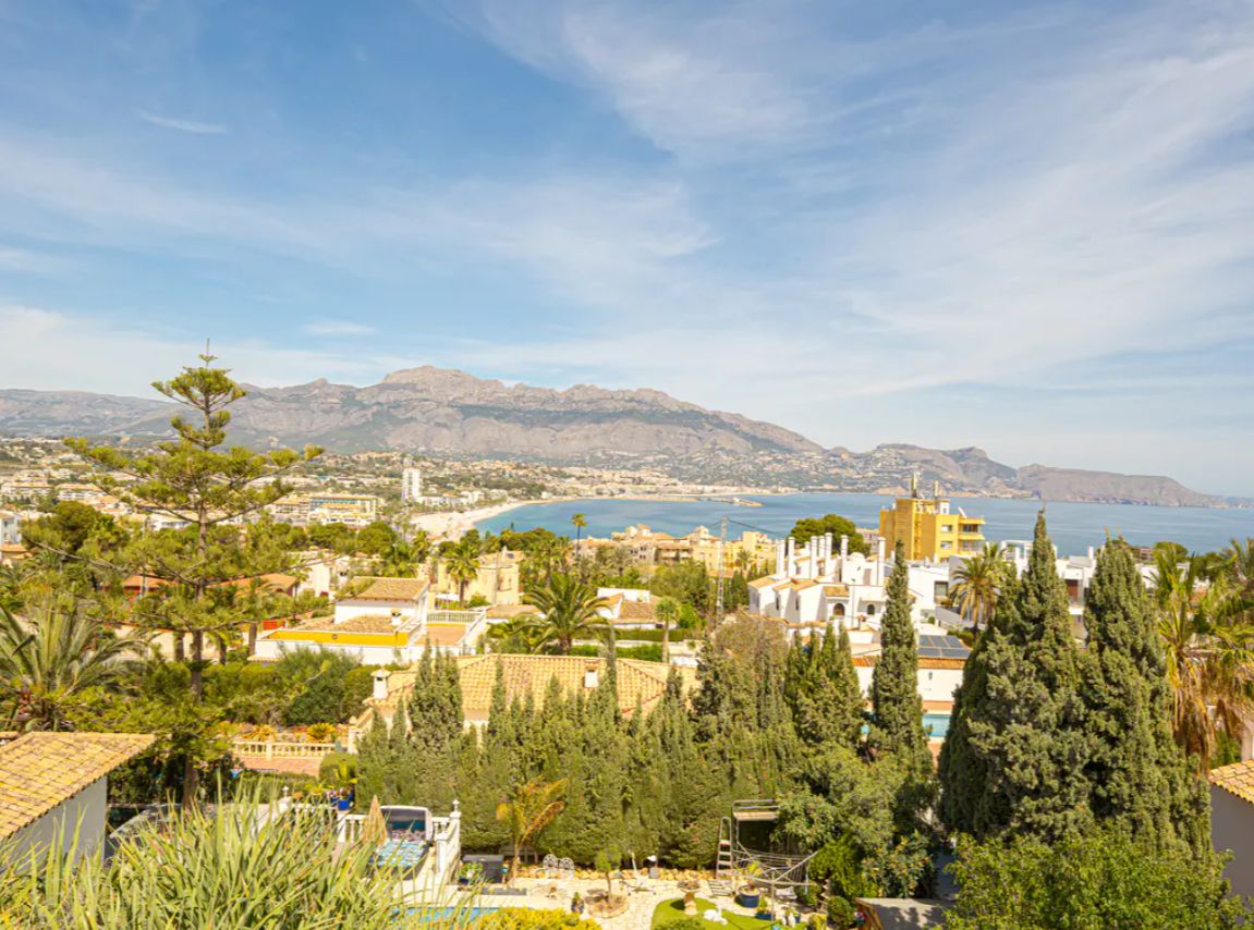 Villa de lujo de obra nueva en El Albir con vistas panorámicas al mar