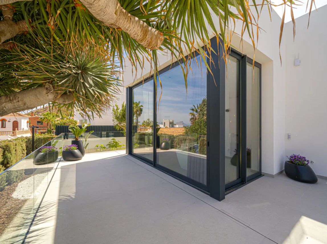 Villa de lujo de obra nueva en El Albir con vistas panorámicas al mar