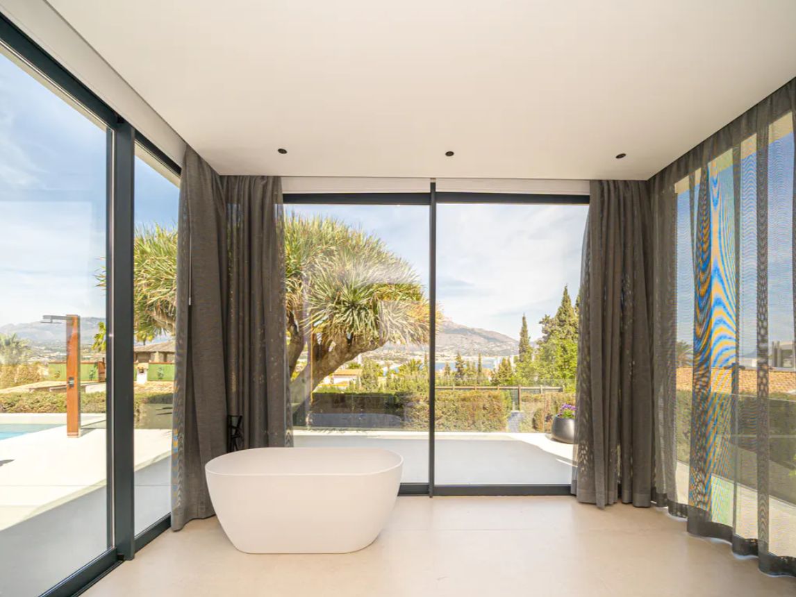 Villa de lujo de obra nueva en El Albir con vistas panorámicas al mar