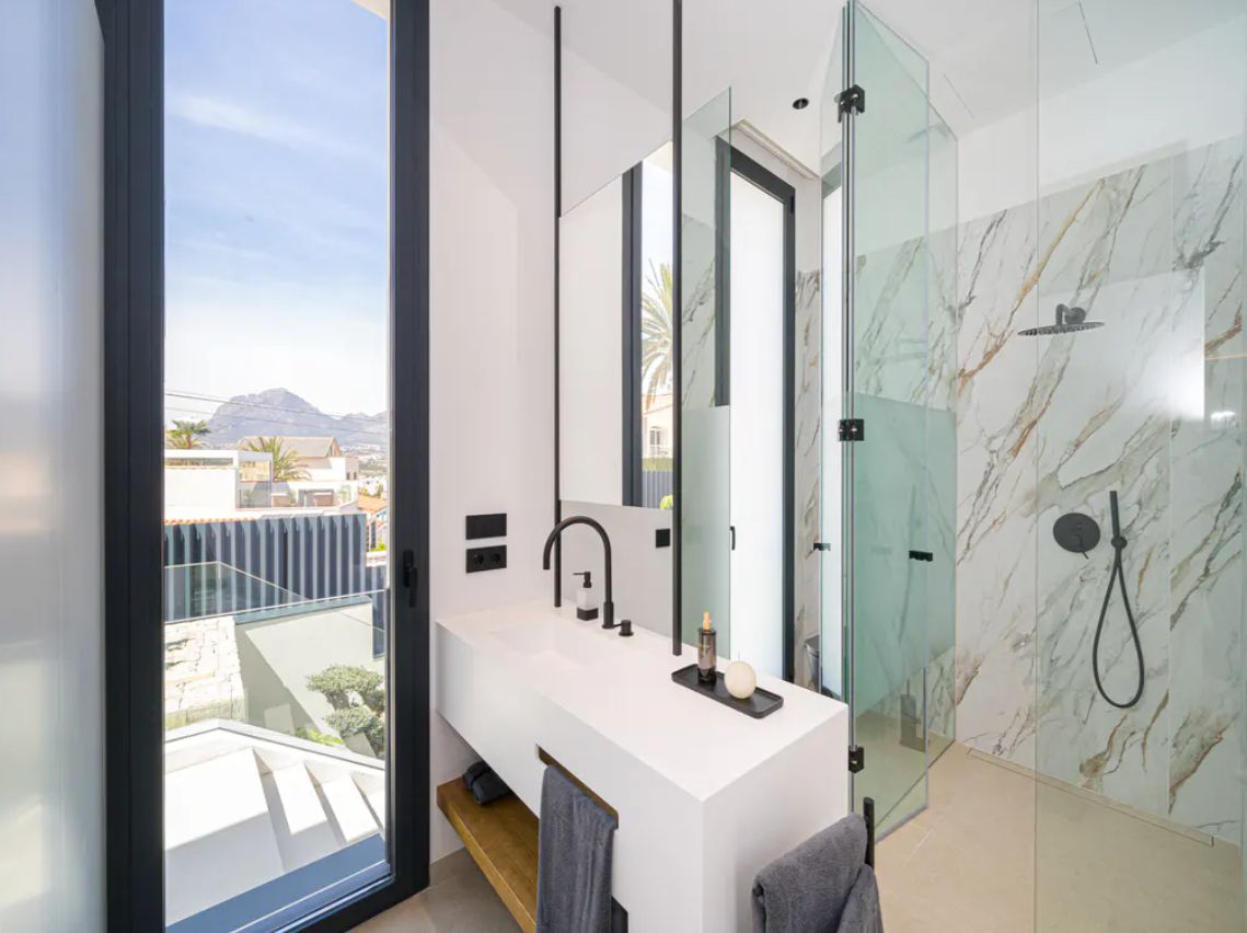 Villa de lujo de obra nueva en El Albir con vistas panorámicas al mar