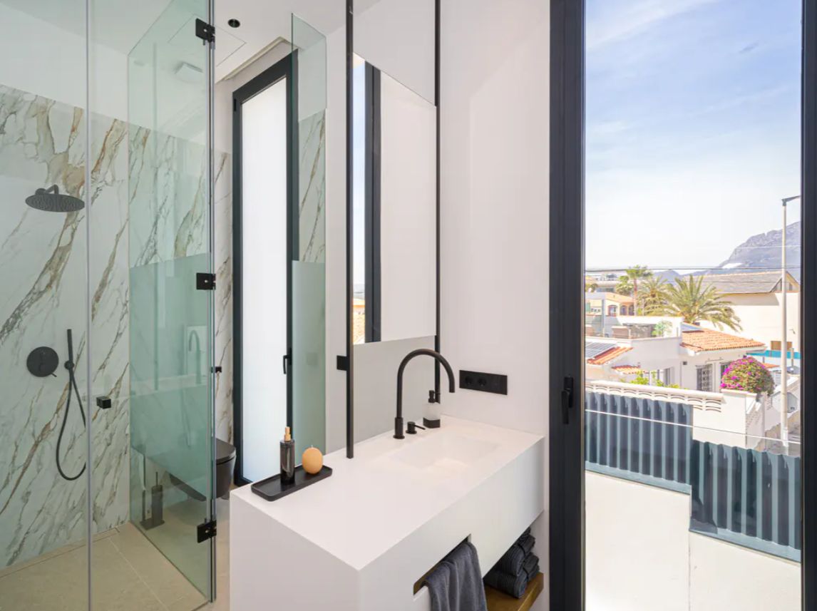 Villa de lujo de obra nueva en El Albir con vistas panorámicas al mar