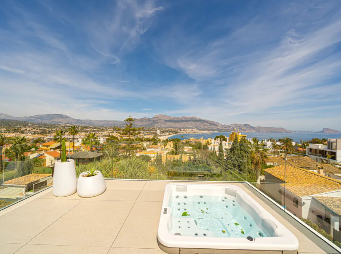 Villa de lujo de obra nueva en El Albir con vistas panorámicas al mar
