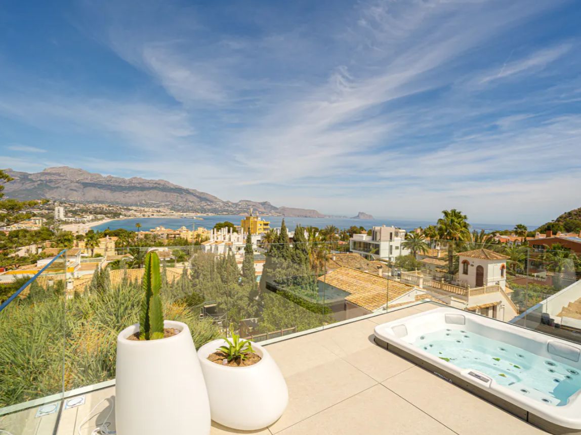 Villa de lujo de obra nueva en El Albir con vistas panorámicas al mar