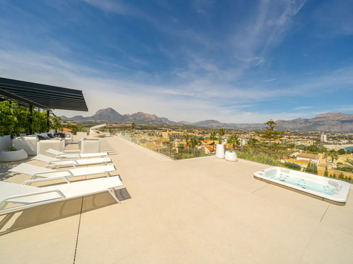 Villa de lujo de obra nueva en El Albir con vistas panorámicas al mar