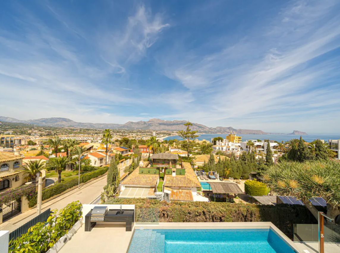 Villa de lujo de obra nueva en El Albir con vistas panorámicas al mar