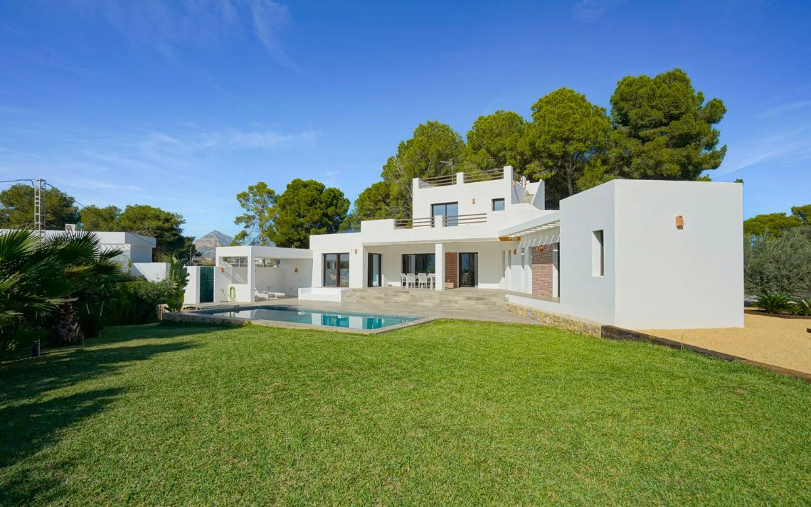 Villa moderna de nueva construcción junto a Cala Blanca en Jávea