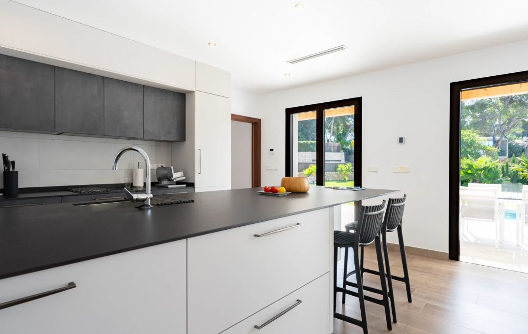 Villa moderna de nueva construcción junto a Cala Blanca en Jávea