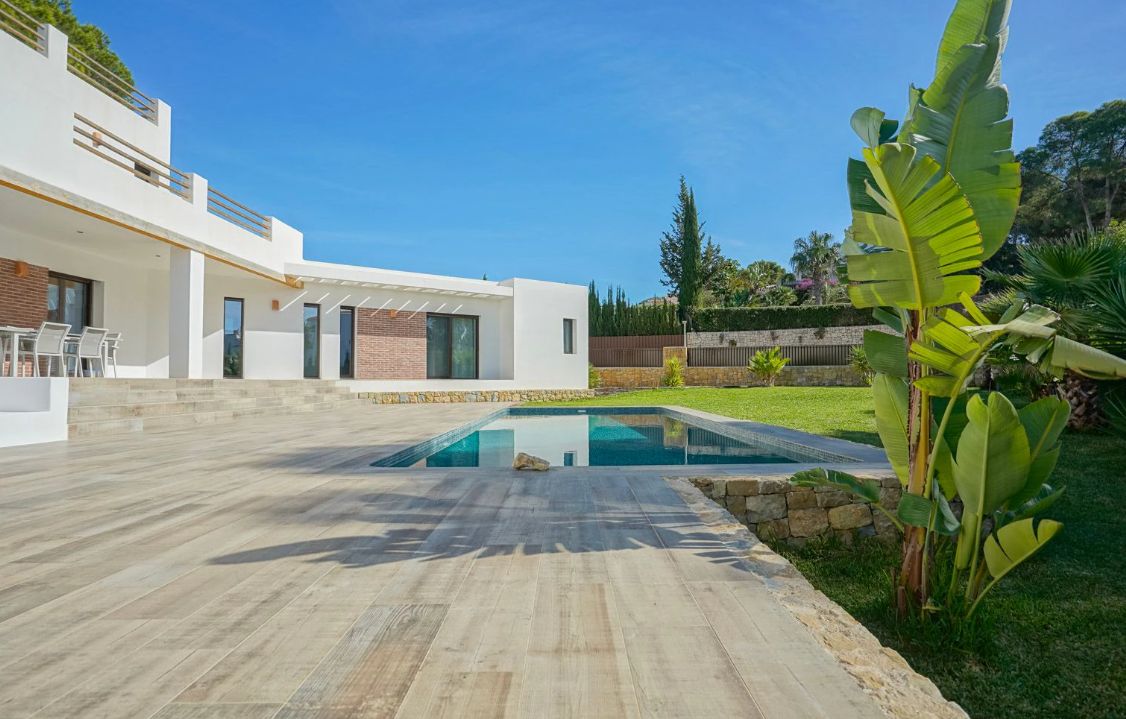 Villa moderna de nueva construcción junto a Cala Blanca en Jávea