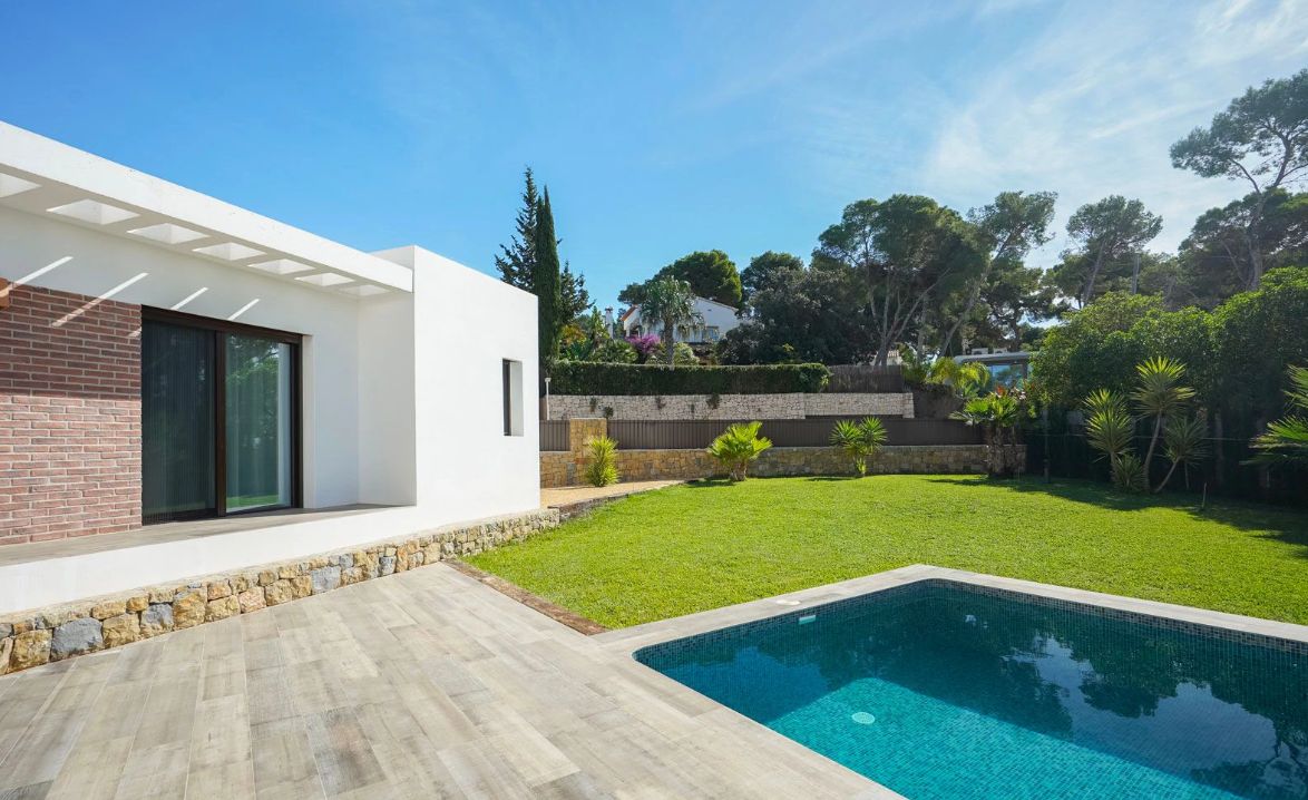 Villa moderna de nueva construcción junto a Cala Blanca en Jávea