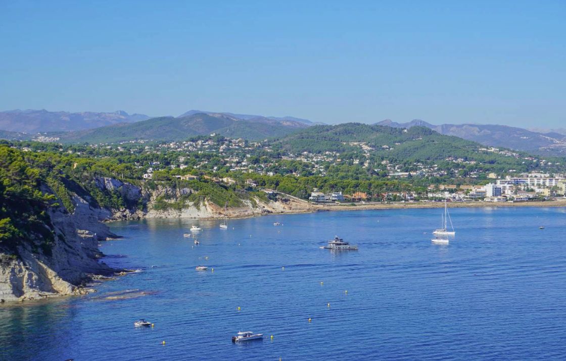 Villa moderna de nueva construcción junto a Cala Blanca en Jávea