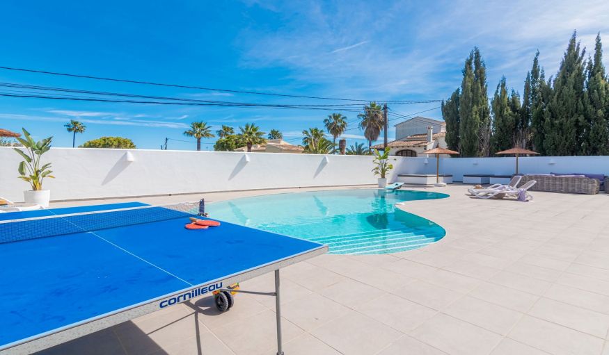Villa de estilo ibicenco près de l'Arenal à Jávea avec piscine privée