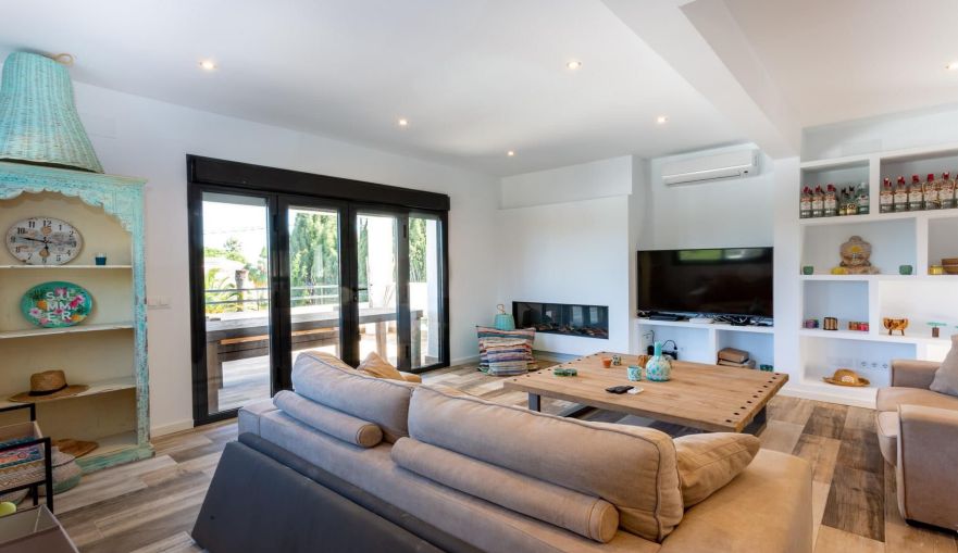 Villa de estilo ibicenco près de l'Arenal à Jávea avec piscine privée