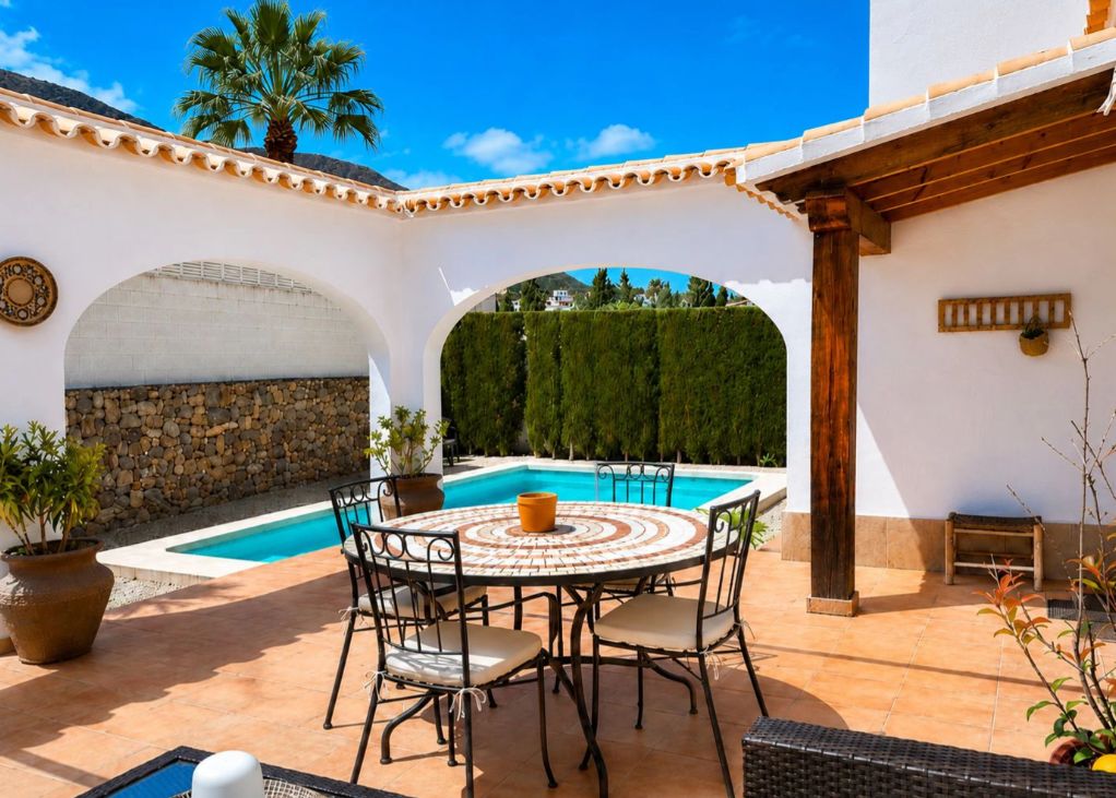 Villa méditerranéenne rénovée à vendre à El Montgó, Dénia