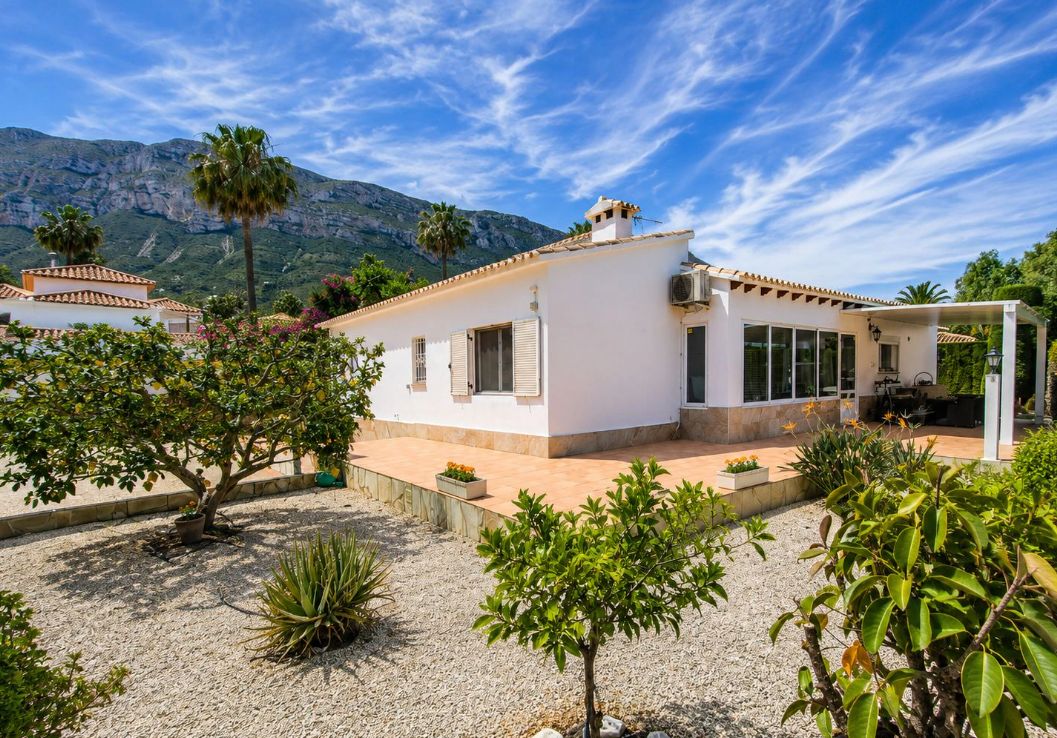 Villa méditerranéenne rénovée à vendre à El Montgó, Dénia