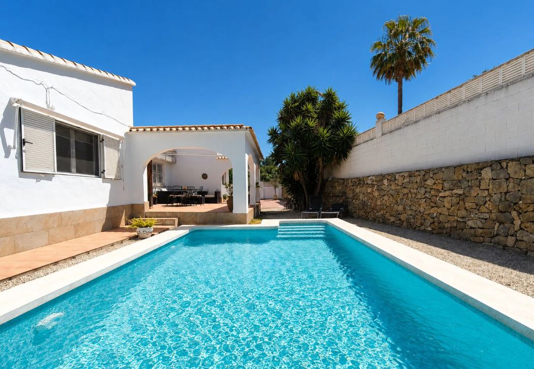 Villa méditerranéenne rénovée à vendre à El Montgó, Dénia
