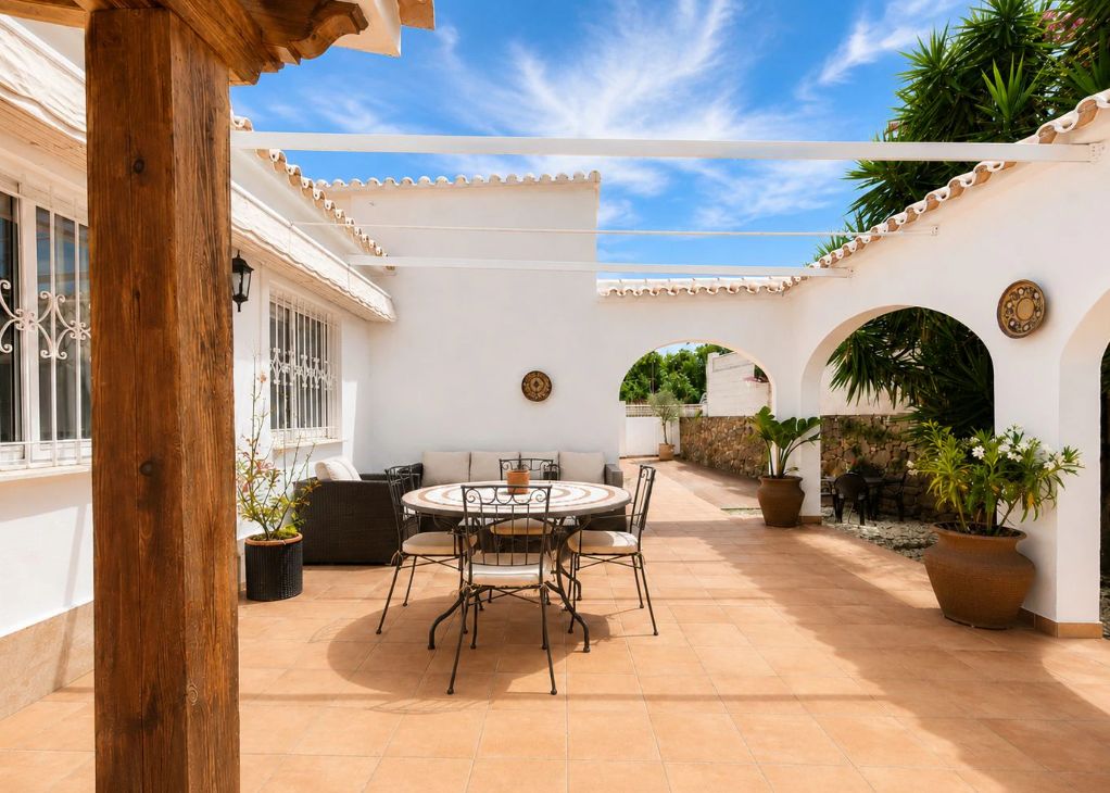 Villa méditerranéenne rénovée à vendre à El Montgó, Dénia