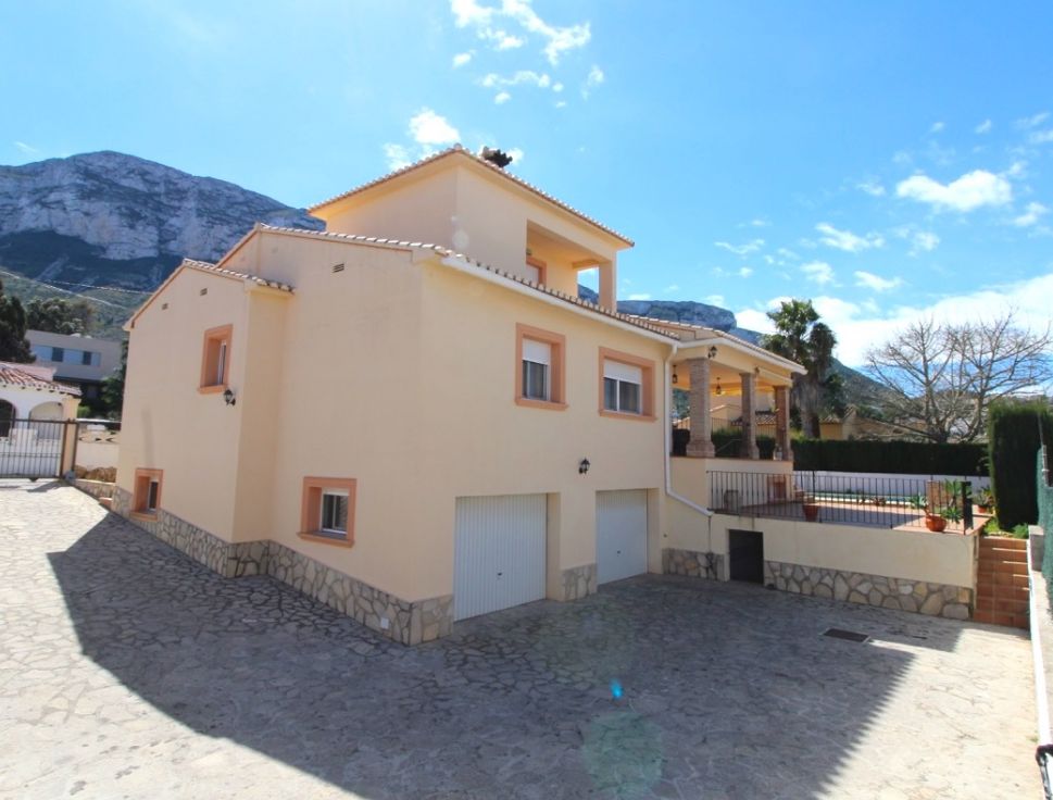 Villa elegante en venta en zona residencial de Denia