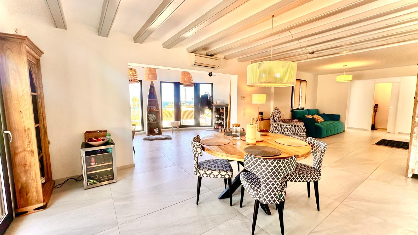 Villa méditerranéenne rénovée avec vue panoramique sur la mer et le Montgó à Dénia