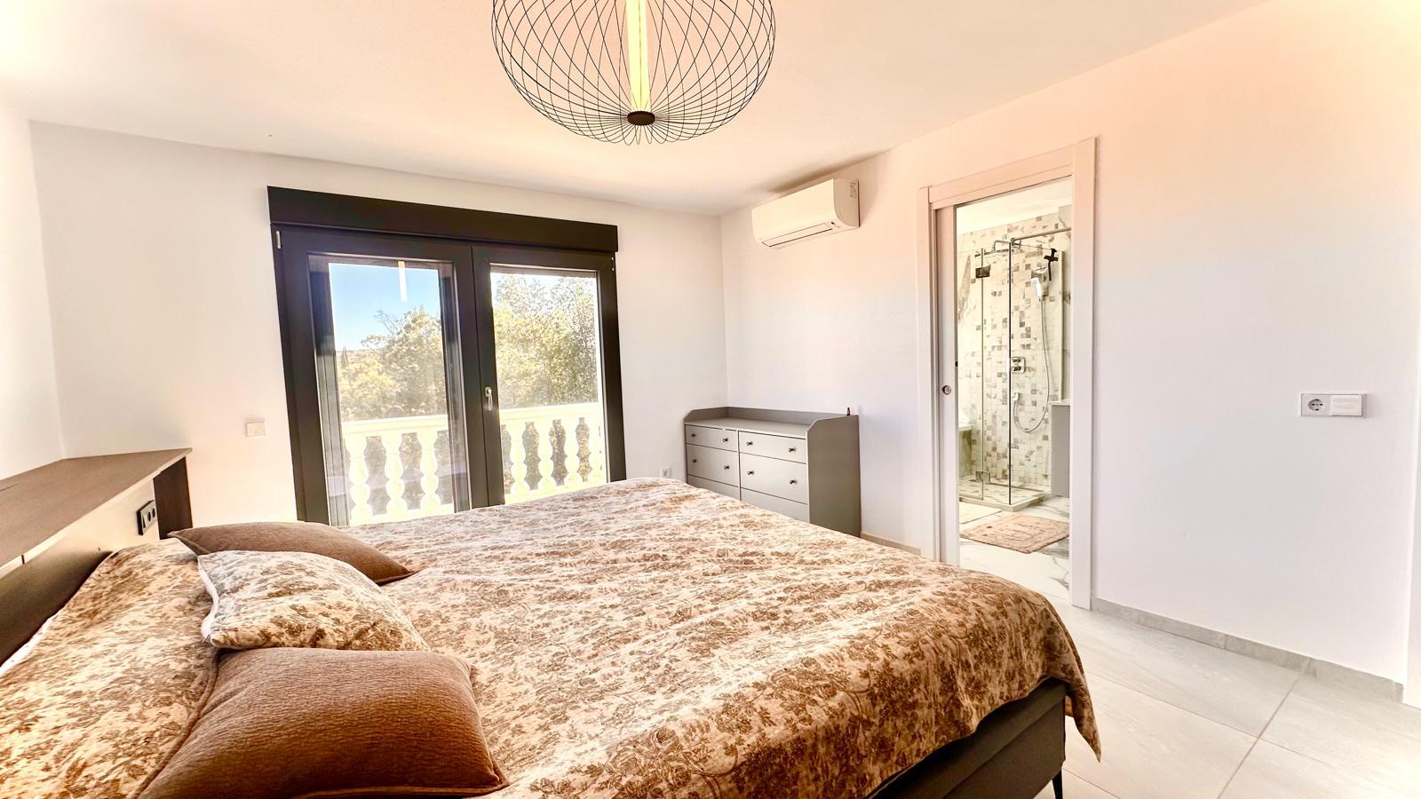 Villa méditerranéenne rénovée avec vue panoramique sur la mer et le Montgó à Dénia
