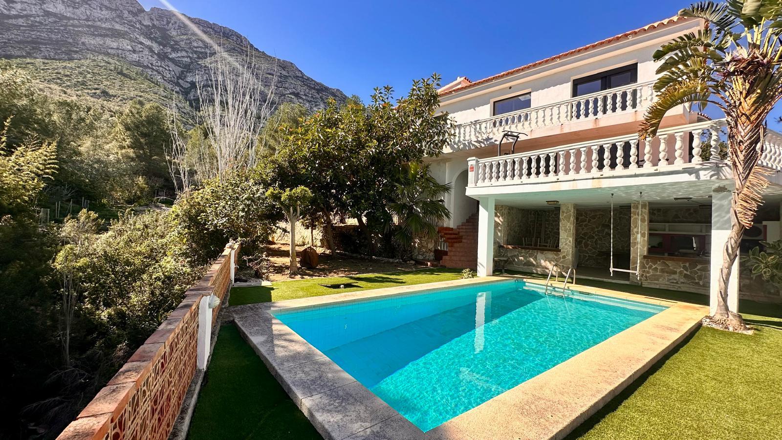 Villa méditerranéenne rénovée avec vue panoramique sur la mer et le Montgó à Dénia