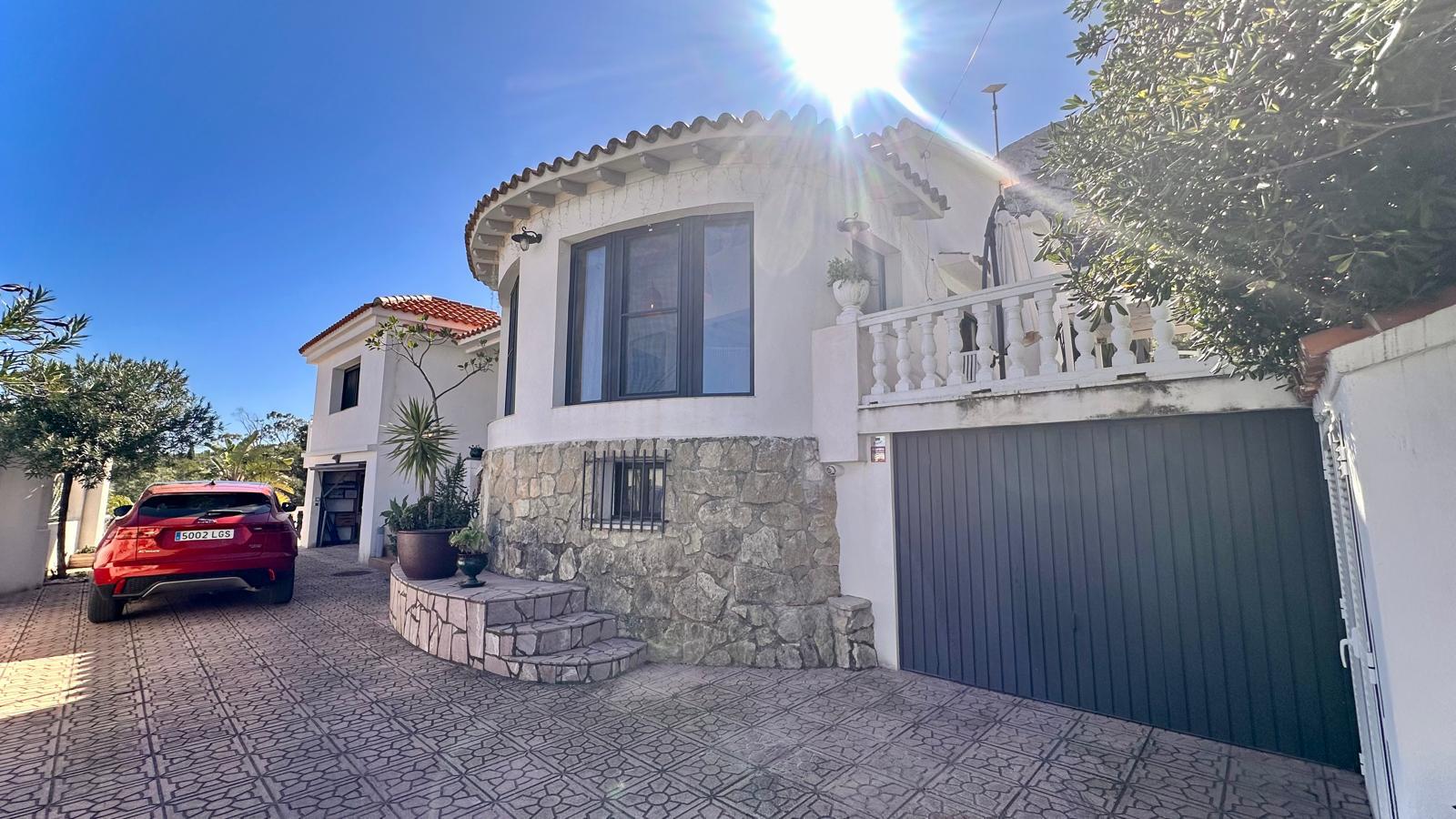 Villa méditerranéenne rénovée avec vue panoramique sur la mer et le Montgó à Dénia