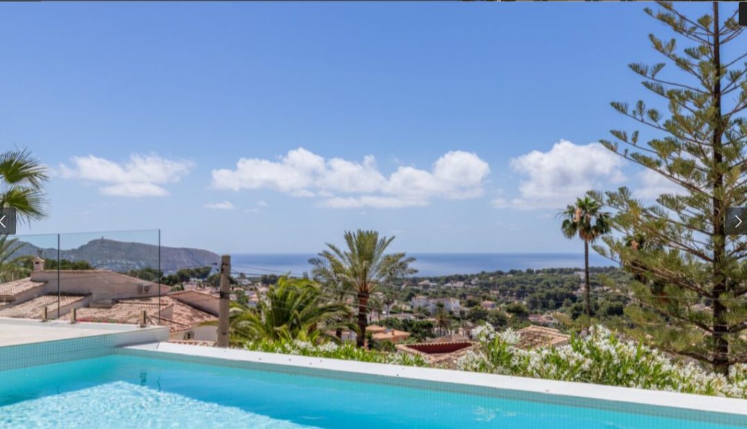 Modern villa with spectacular sea views in Moraira
