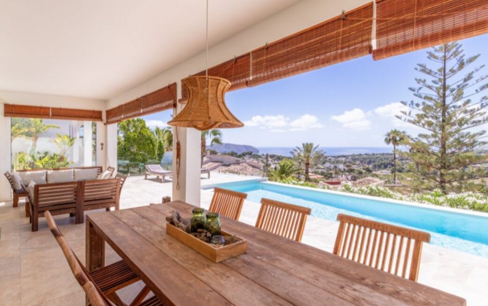Modern villa with spectacular sea views in Moraira