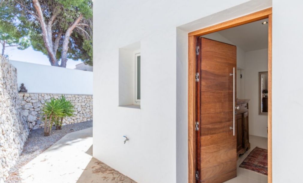 Modern villa with spectacular sea views in Moraira