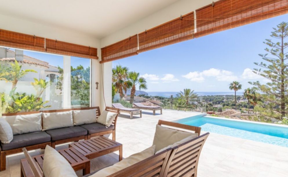 Modern villa with spectacular sea views in Moraira