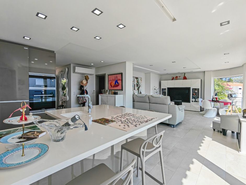 Villa rénovée avec vue panoramique sur la mer à Las Rotas, Dénia