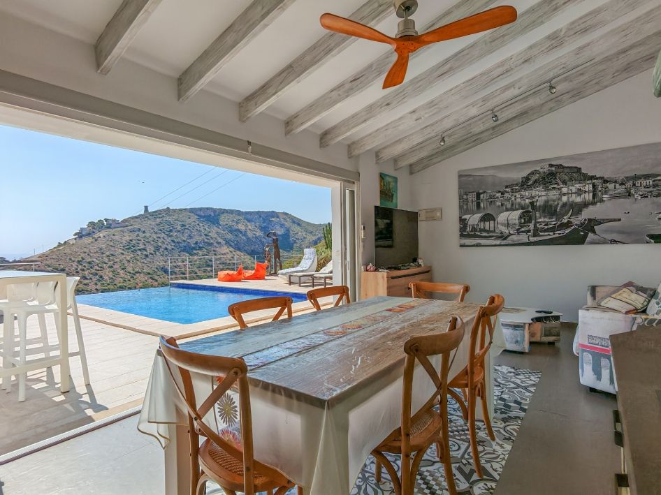 Villa rénovée avec vue panoramique sur la mer à Las Rotas, Dénia