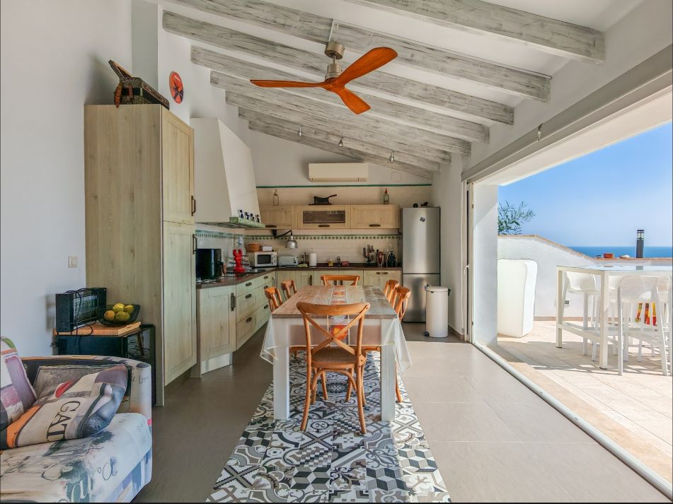 Villa rénovée avec vue panoramique sur la mer à Las Rotas, Dénia
