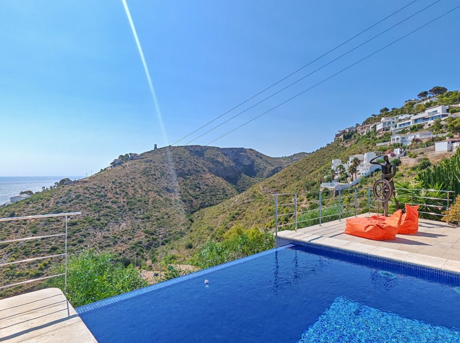 Villa rénovée avec vue panoramique sur la mer à Las Rotas, Dénia