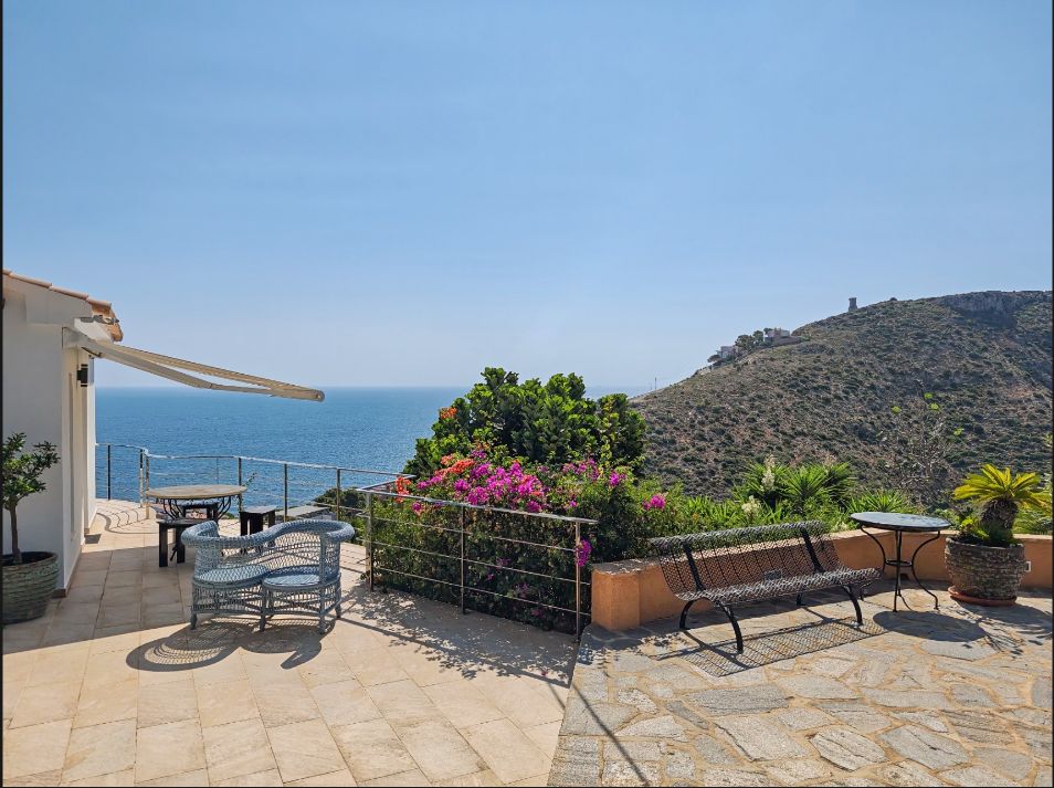 Villa rénovée avec vue panoramique sur la mer à Las Rotas, Dénia