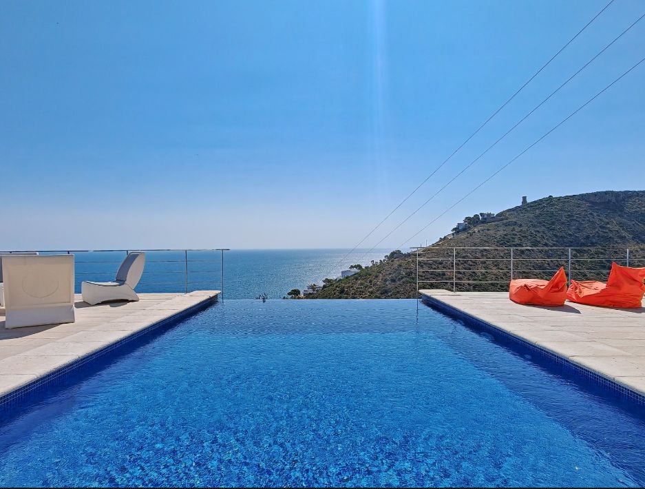 Villa rénovée avec vue panoramique sur la mer à Las Rotas, Dénia