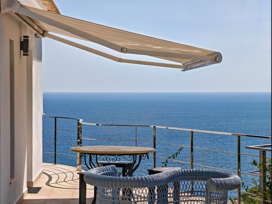 Villa rénovée avec vue panoramique sur la mer à Las Rotas, Dénia