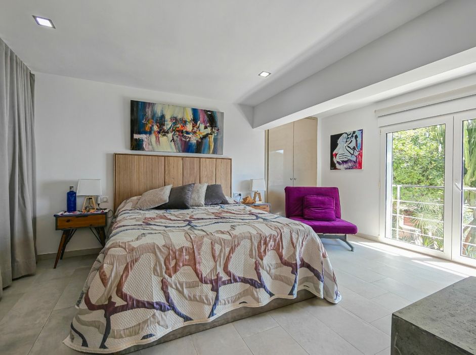 Villa rénovée avec vue panoramique sur la mer à Las Rotas, Dénia