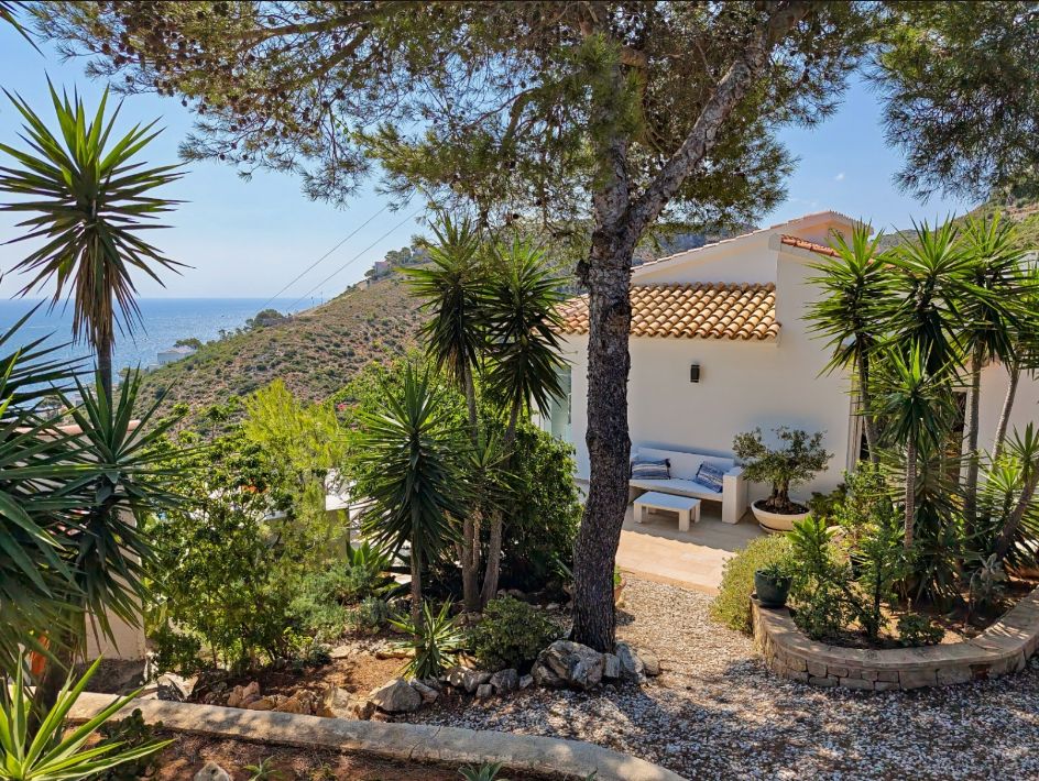 Villa rénovée avec vue panoramique sur la mer à Las Rotas, Dénia
