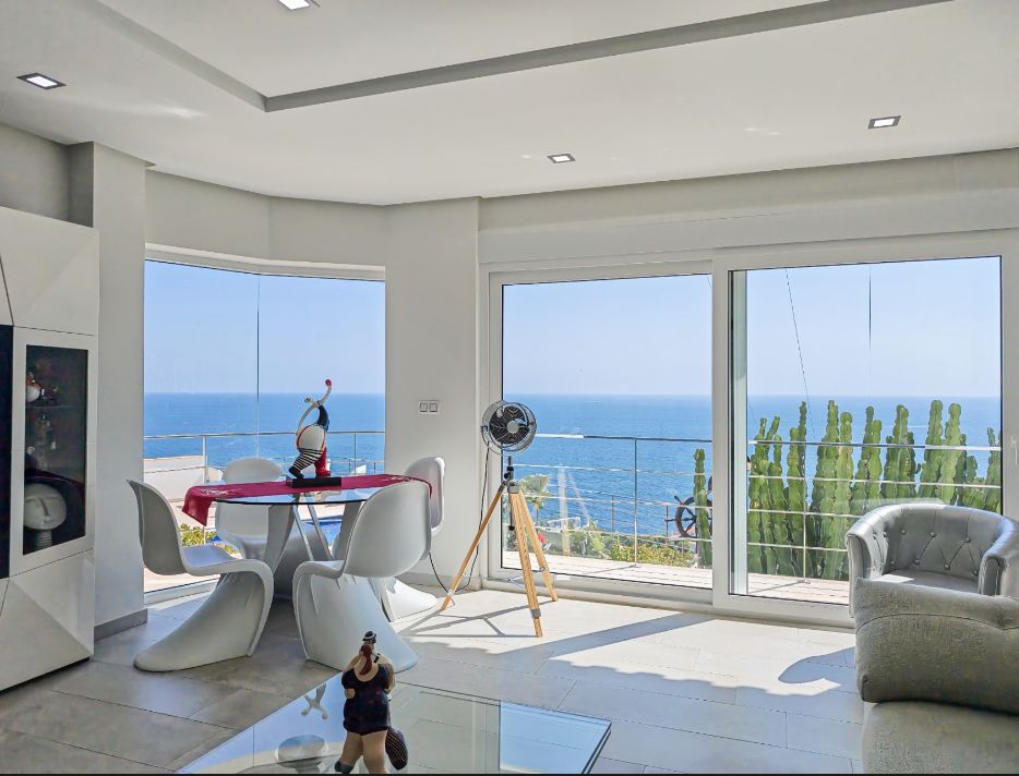 Villa rénovée avec vue panoramique sur la mer à Las Rotas, Dénia
