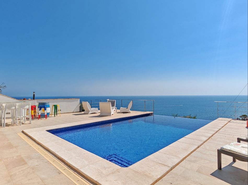 Villa rénovée avec vue panoramique sur la mer à Las Rotas, Dénia