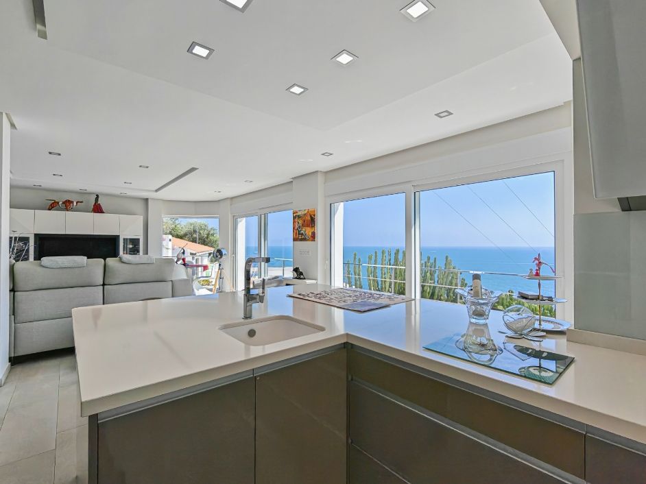 Villa rénovée avec vue panoramique sur la mer à Las Rotas, Dénia