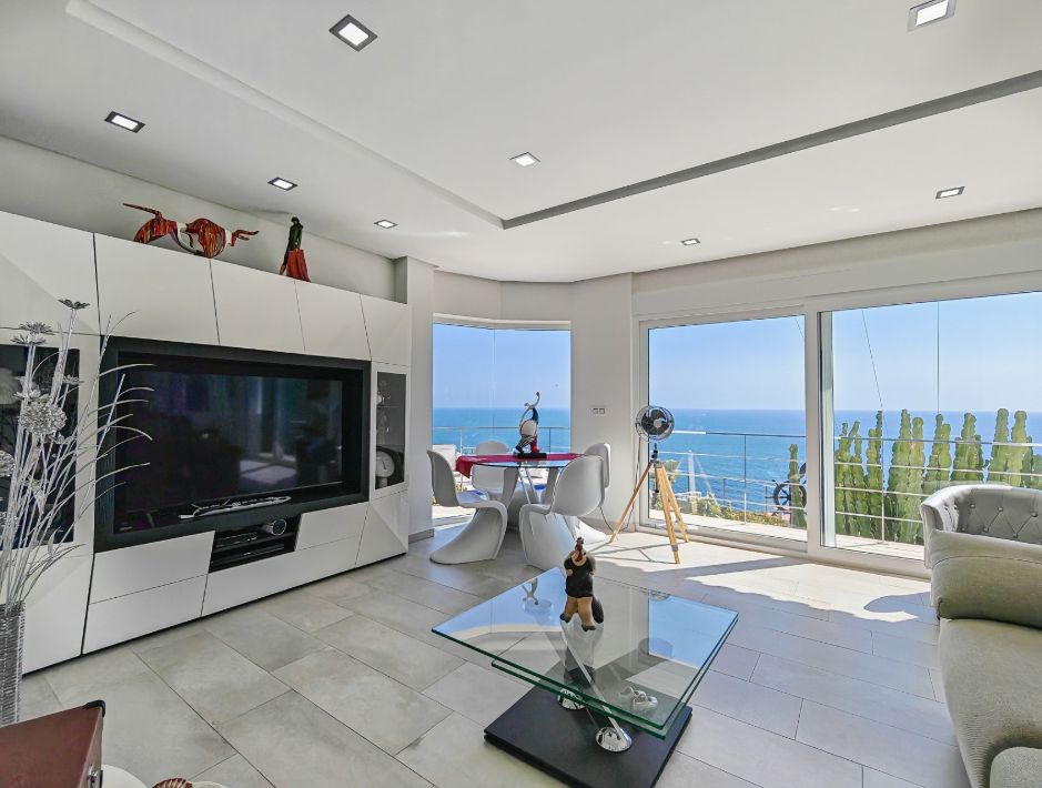 Villa rénovée avec vue panoramique sur la mer à Las Rotas, Dénia