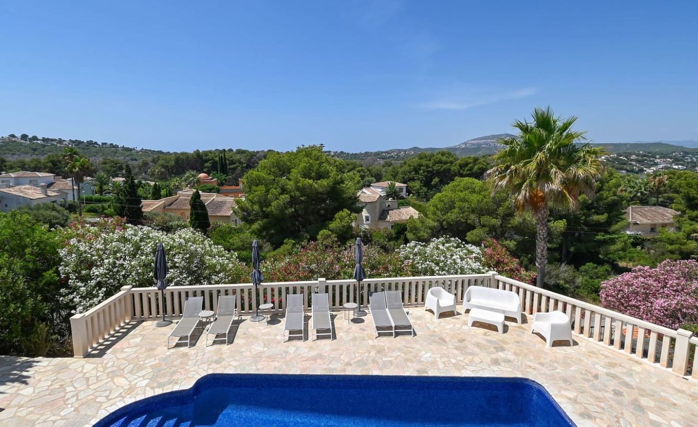 Certaines maisons offrent une vue. Celle-ci en offre toutes.