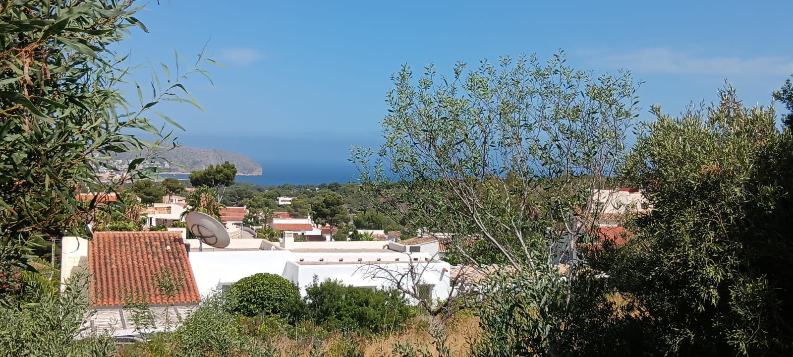 Parcelle avec vues panoramiques sur la mer à Moraira Benimeit