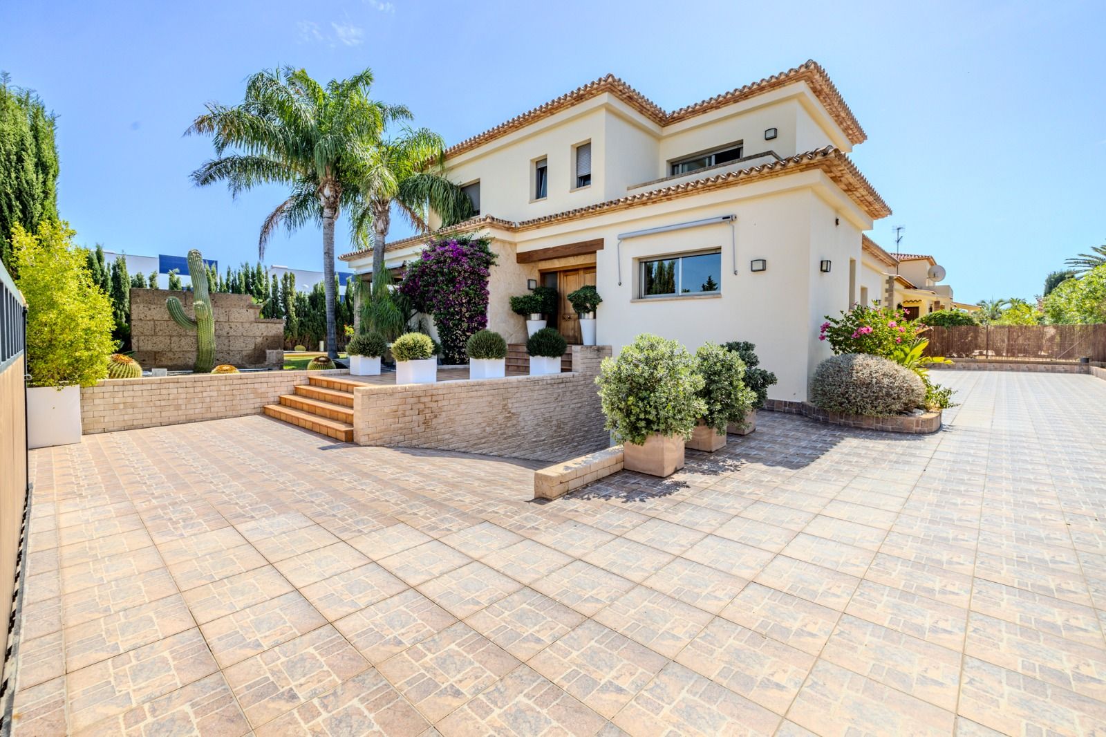 BEAUTIFUL VILLA IN DENIA VERY CLOSE TO THE TOWN
